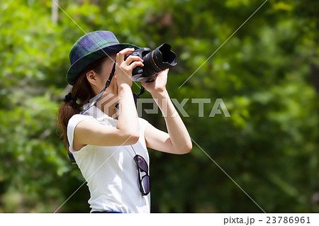 一眼レフカメラで撮影を楽しむカメラ女子の写真素材
