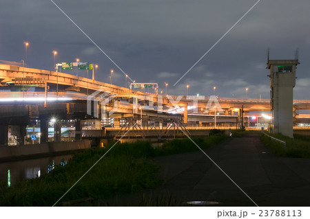 堀切ジャンクションへ続く首都高速道路の光跡と、京成本線綾瀬川橋梁の夜景 堀切ジャンクションへ続く首都高速道路の光跡と、京成本線綾瀬川橋梁の夜景 23788113