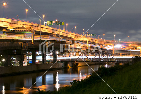 堀切ジャンクションへ続く首都高速道路と、京成本線綾瀬川橋梁の光跡 23788115