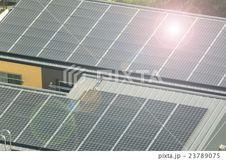 晴天の直射日光を浴び眩しく反射する太陽光パネル発電システム屋根設置ecoエネルギー電力自由化イメージの写真素材 23789075 Pixta