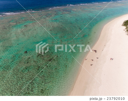 沖縄空撮　沖縄のビーチ海岸線 23792010