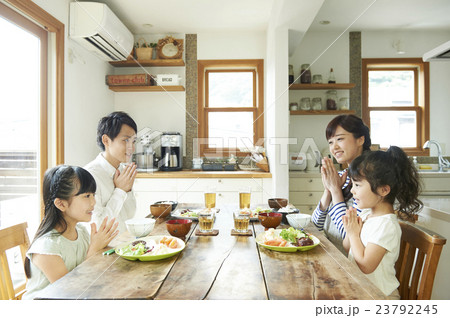 4人家族 23792245
