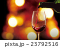 ワインを注ぐ 23792516