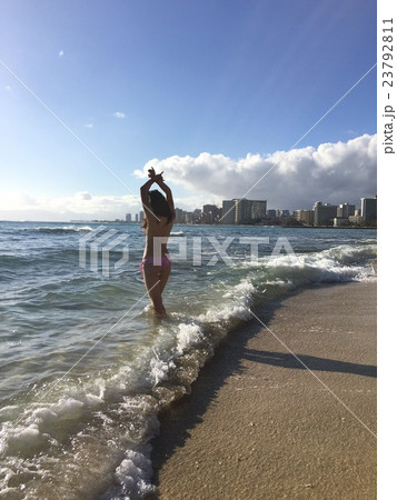 可愛い海に立つ女の子の写真素材