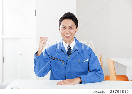 作業服の男性 23792816