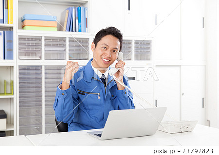 作業服の男性 23792823