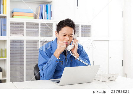 困る作業服の男性 23792825