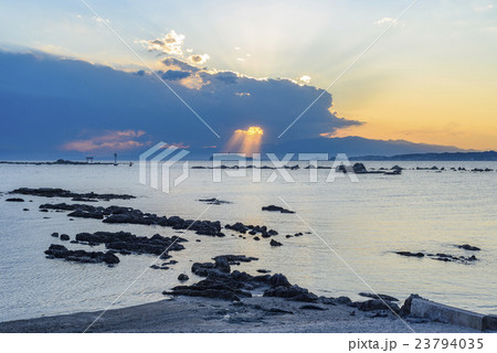 後光差し込む江ノ島 夕日 葉山 後光差し込む江ノ島 夕日 葉山 23794035