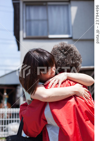 抱き合う二人 23794496