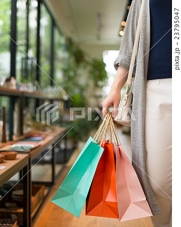 買い物　商業施設イメージ　撮影協力：TENOHA DAI 23795047