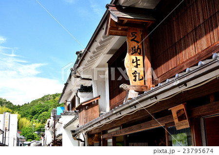 街道の看板 23795674