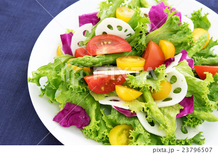 トマトとレタスの野菜サラダ 23796507