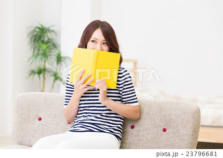 部屋で本を読む女性 部屋で本を読む女性 23796681