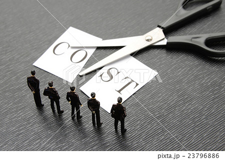 コストのカットを考えるビジネスチーム 23796886