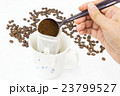 コーヒーパウダーを耳掛け濾紙に入れる 23799527