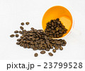 コーヒー豆とカップ 23799528
