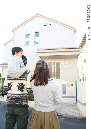 マイホームの前に立つ家族 23801201