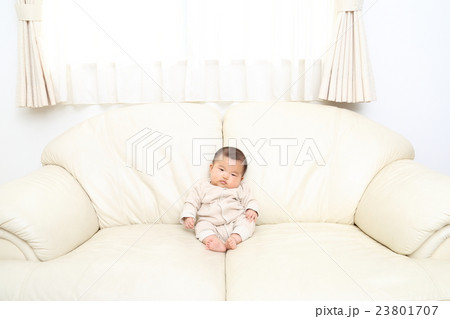 一人で座る赤ちゃん 23801707