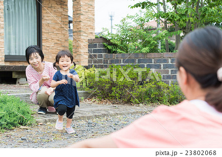 走り出す子ども 23802068