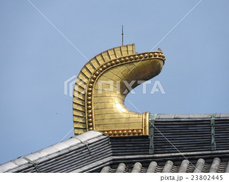 奈良の東大寺:大仏殿の屋根に輝く鴟尾(しび)向かって左側 奈良の東大寺:大仏殿の屋根に輝く鴟尾(しび)向かって左側 23802445