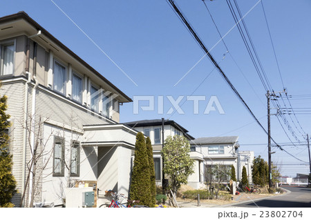 住宅 分譲住宅街 イメージ 町並み 青空 電線 住宅 分譲住宅街 イメージ 町並み 青空 電線 23802704