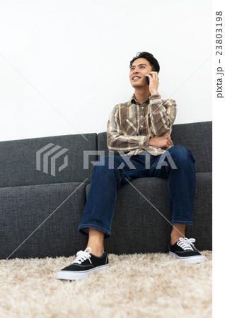 スマホで電話をする若い男性 23803198