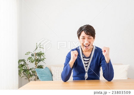 嬉しい　笑顔の男性　興奮した男性　ポートレート　男の人　リビング　コピースペース 23803509