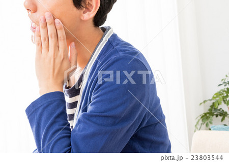 歯の痛み 歯痛 むしば 男性 ポートレート 男の人 リビング コピースペース 歯の痛み 歯痛 むしば 男性 ポートレート 男の人 リビング コピースペース 23803544