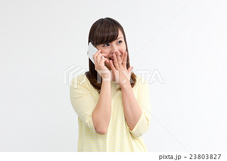 スマホで会話する若い女性（驚く） 23803827