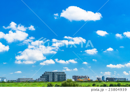 【東京】爽やかな青空・河川敷 23804939