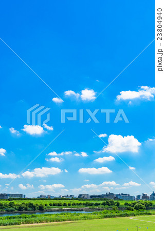 【東京】爽やかな青空・河川敷 23804940