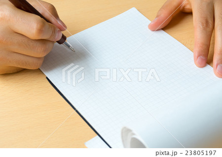 メモを書く手元 何かを書く手元 パーツカット 執筆活動 筆記用具 木製テーブル メモを書く手元 何かを書く手元 パーツカット 執筆活動 筆記用具 木製テーブル 23805197