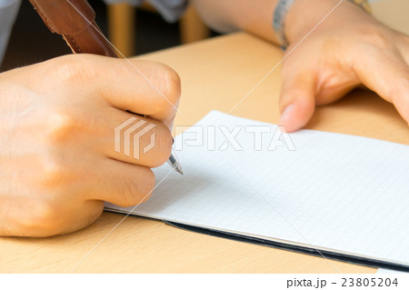 メモを書く手元 何かを書く手元 パーツカット 執筆活動 筆記用具 木製テーブル メモを書く手元 何かを書く手元 パーツカット 執筆活動 筆記用具 木製テーブル 23805204