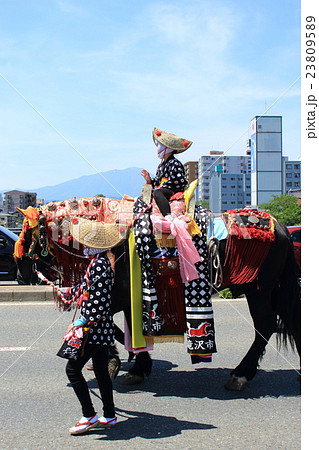 岩手山とビルとチャグチャグ馬コ 23809589