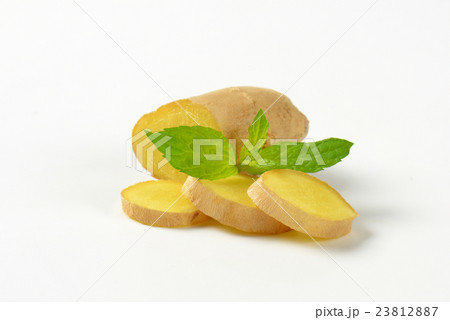sliced ginger root 23812887
