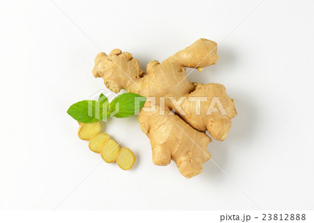 Fresh ginger root 23812888
