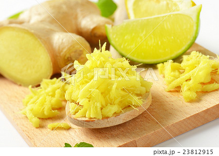 whole and grated ginger 23812915