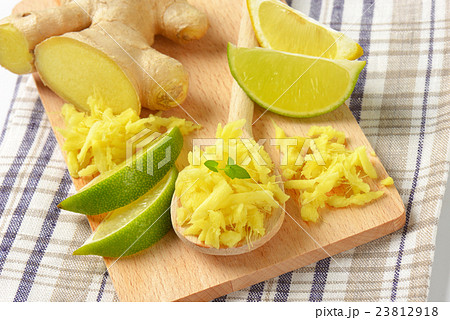 whole and grated ginger 23812918