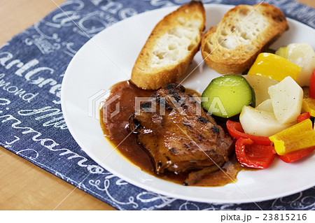 照り焼きチキンと温野菜とパン 23815216