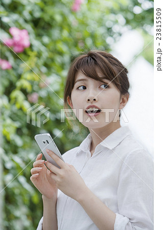 スマートフォンを操作する若い女性 23815509