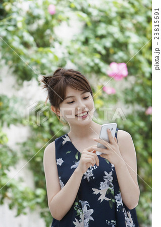 スマートフォンを操作する若い女性 スマートフォンを操作する若い女性 23815691