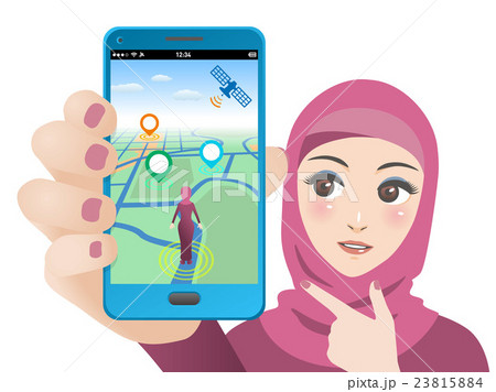 位置情報を使ったスマホゲームと画面を指さす女性 23815884