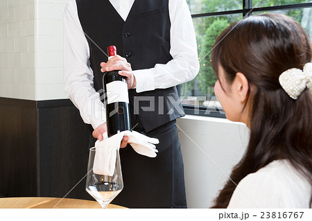 ソムリエと若い女性　撮影協力：TENOHA代官山 23816767