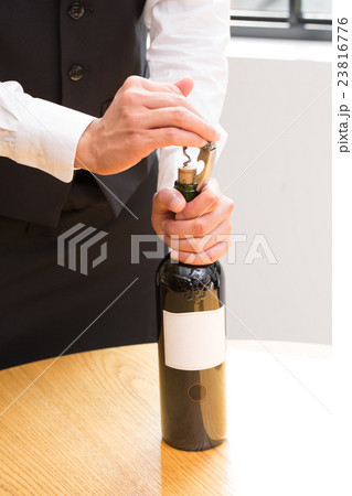 ソムリエナイフでコルク栓を抜く 撮影協力:TENOHA代官山 ソムリエナイフでコルク栓を抜く 撮影協力:TENOHA代官山 23816776