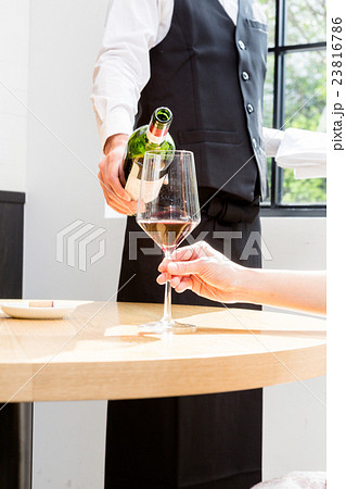 ワインを注ぐソムリエ　撮影協力：TENOHA代官山 23816786