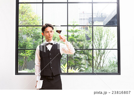 ワインの色を見るソムリエ　撮影協力：TENOHA代官山 23816807