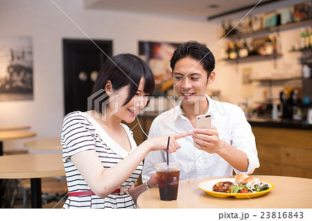 ランチを食べるカップル　撮影協力：TENOHA代官山 23816843