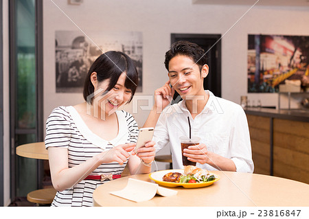 ランチを食べるカップル 撮影協力:TENOHA代官山 ランチを食べるカップル 撮影協力:TENOHA代官山 23816847