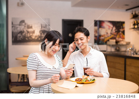 ランチを食べるカップル 撮影協力：TENOHA代官山 23816848
