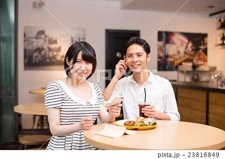 ランチを食べるカップル 撮影協力：TENOHA代官山 23816849